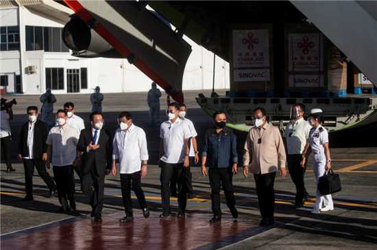 菲律宾总统杜特尔特和中国大使黄溪连离开载有疫苗的中国军用飞机。